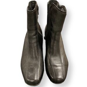 Clarks Artisan black leather ankle booties side zip block heel 6.5 excellent